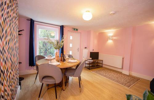 Stylish central location 3 bedroom house - Photo 8