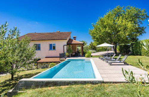 Holiday Home with pool and garden - Photo 2