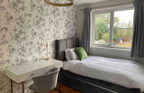 2 Bed House in Hampton - Free parking - Foto 9