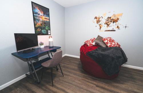 Golfers Paradise 4-hole PUTT-PUTT, Mega Chess with huge backyard, hammock - Photo 14