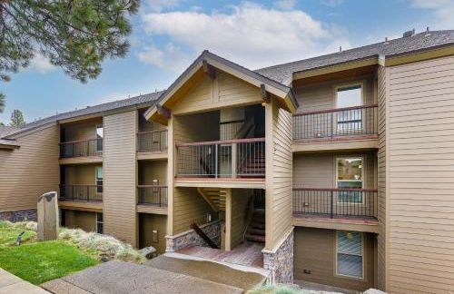 Chic Bend Condo with Fireplace and Forest Views! - Foto 24