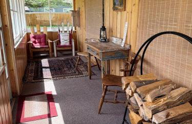 Charming Montana Bungalow with Madison River Views, Steps from Main Street in Ennis, MT - Foto 23
