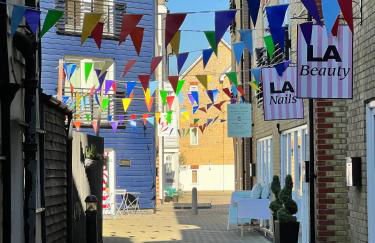 The Tower, 1 bed 1850's Tiny House - Foto 19