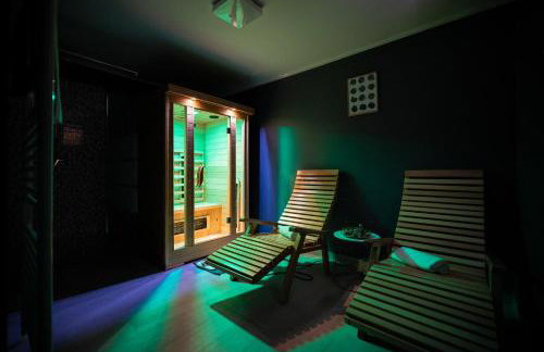 Villa Pietra- Modern rustic poolside oasis - Photo 12