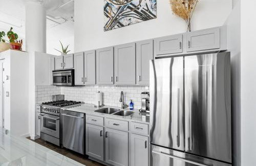 Modern Historic Loft 19ft Ceilings, Gym, Heated Parking, Skyline Views, Balcony - Foto 11