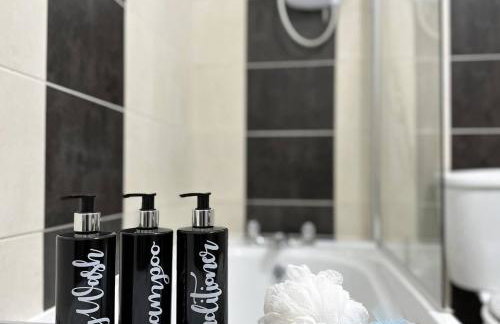 Sleek Skyward Serenity 2bed w Pool Table - Ystrad - Foto 13