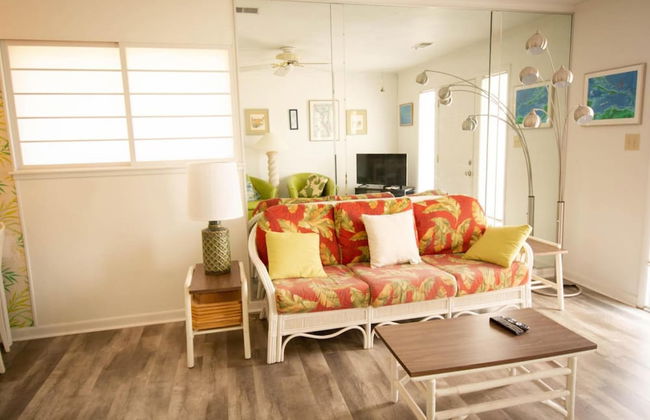 Retro Turtle Reef Condo 1 Block From Beach w Pool - Foto 2