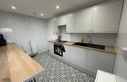 Duke's Retreat - 4 BR Sleeps 8 Ideal 4 Contractors - Foto 17