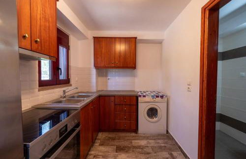 Villa & Stone House with Pool, 10 Mins to Skala Eressos Beach - Foto 17