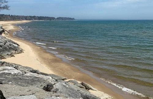 Steps to Lake Huron! Family Outdoorsy Getaway - Foto 3