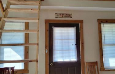 Comfortable Camping Cabins with View of the Cedar River for a Family Weekend Getaway - Foto 7