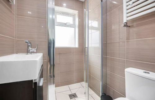 Spacious 4 Bedroom Home, Prime Location, Parking - Photo 23