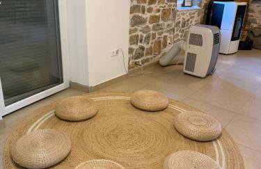 Villa with stunning Mountain Views and Authentic Croatian Stone House near Split and Sea - Photo 23