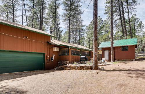 Forest Views and Fire Pit Cozy Pine Cabin - Foto 25
