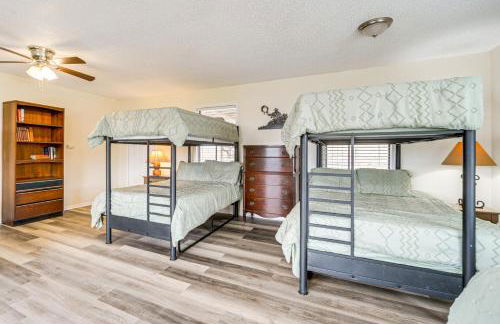 Group Getaway! Hill Country Basecamp with Trails - Foto 10