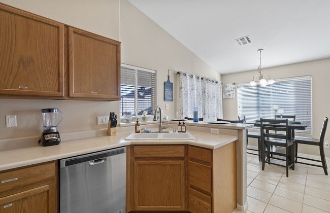 Cozy Hidden Gem - 3BR - 1Den w Backyard - Foto 12