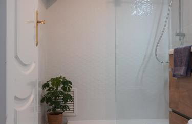 2 bedroom, Sea Front Complex w Pool and private garden - Foto 18