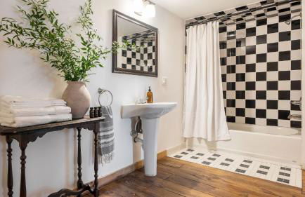 Historic & Secluded Estate on the Hudson River w/ Pool Sleeps 24 River House by Avantstay - Foto 63