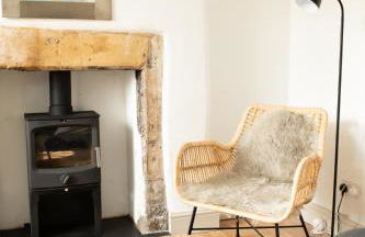 Charming 2BD Cottage wIth beautiful views nr Bath - Photo 3