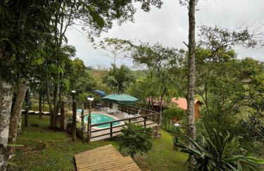 Sítio com piscina, churrasqueira, lareira, fogão à lenha, mesa de sinuca e vista para as montanhas - Foto 35