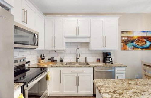 Stylish dog-friendly townhome with firepit & enclosed yard - blocks to downtown - Photo 11