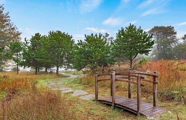 Inn the Poconos by Avantstay Private Lake Access Enclosed Hot Tub - Photo 3
