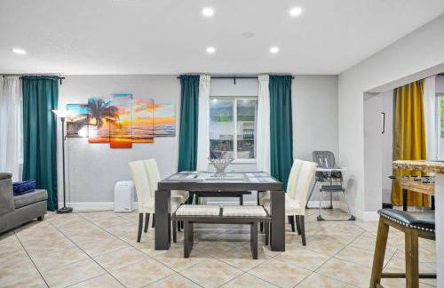 Escape GameRoom, BAR, BBQ, Spacious,KING Bed, All Luxury mattresses, Near Beach, 6 blocks away from Bars, Nite Clubs, Res, Shops - Photo 69