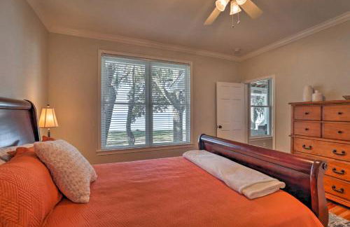 Lakefront Retreat with Game Room and Private Dock! - Foto 17