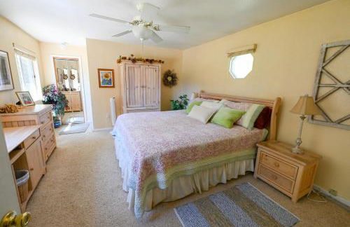 Near Yosemite Bass Lake Cabin with Hot Tub, Lake View, Pet Friendly - Photo 21