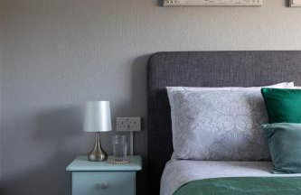 Clicketts - 3-Bedroom, Full Entire House, Sleeps 6 guests, Free wifi, Street Parking, Smart TV, Basildon, Essex London - Foto 22