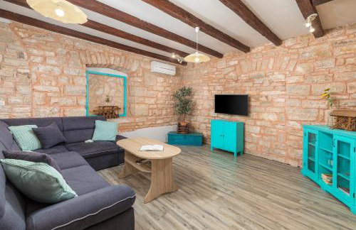 Lovely House Kristina with a pool - Photo 40