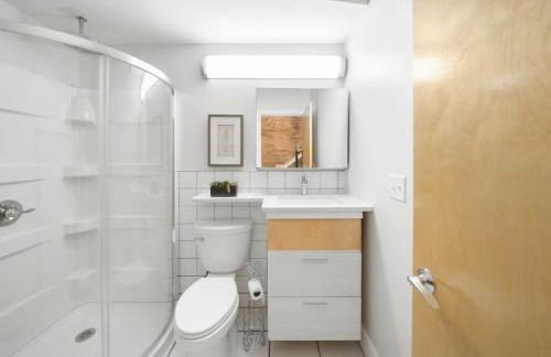 Huge Retrea w Rooftop Deck Stay At Farmers Market - Foto 20