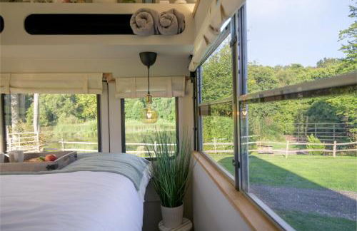 American School Bus Retreat with Hot Tub in Sussex Meadow - Foto 29