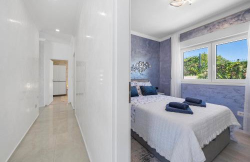 Villa VERONICA with CINEMA PROJECTOR by the HEATED POOL and JACUZZI - Foto 42