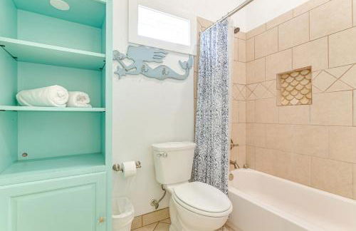 Steps to Shore! Just Beachy Home with Deck and Views - Foto 17