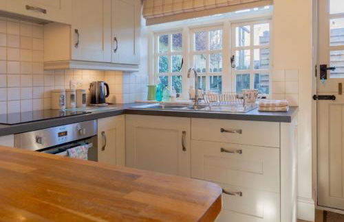 Jasmine Cottage - 2 Bedroom in Heart of Bourton! - Photo 36