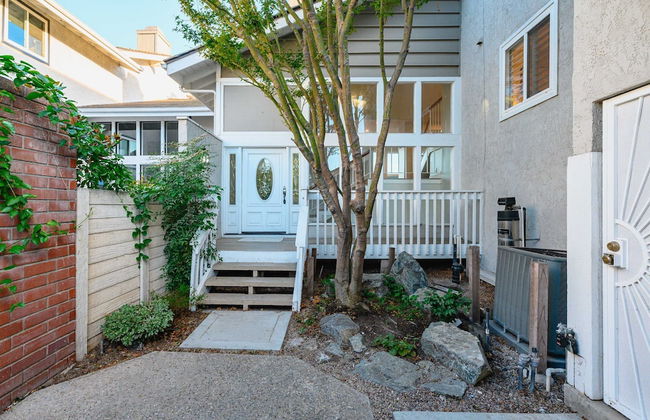 Waterfront Retreat With Stunning Views Modern Co - Foto 9