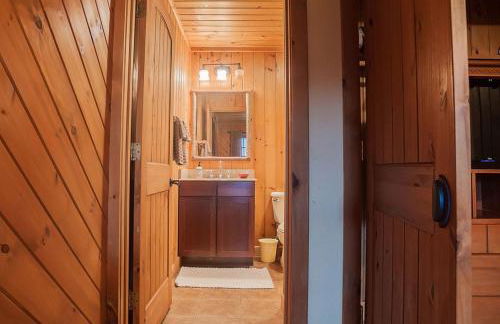 Luxurious Mountain Retreat with Hot Tub Jacuzzi Suite & Wood-Burning Fireplace - 10 Min to Boone - Foto 22