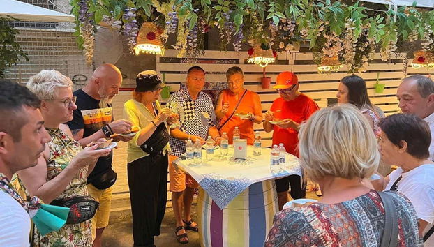 Il gruppo mentre degusta le ricette tipiche di Trapani