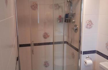 Central to town, 4 bedrooms, sleeps 8, parking for 4 plus cars - Foto 12