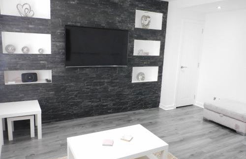 Beautiful 3 bedroom home with large garden 35 mins to Glasgow & Edinburgh - Photo 2