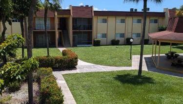 Quiet fully furnished apartment - Foto 3, Garden view