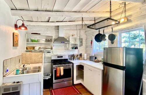 Log Casita Overlooking Pond and Waterfall near Taos, New Mexico - Foto 15