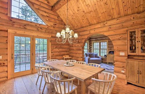 Splendid Family Cabin with Hot Tub and Grill! - Foto 7