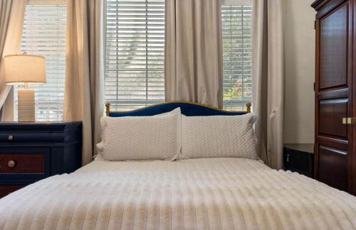 Modern 4BR Home w WiFi by Dell Diamond - Photo 37