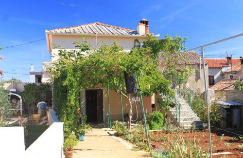 Apartments with a parking space Ugljan - 8416 - Foto 2