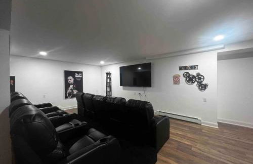 Luxe Lrg Pocono House for 18 Hot Tub/Gameroom/Pool - Foto 19