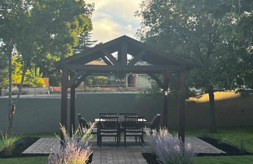 Sedona Uptown Gem!Large yard w grass and shade trees! Views!! NEW! BARREL SAUNA!!! Close to trails, walk to Uptown Sedona, restaurants and shopping - Foto 28