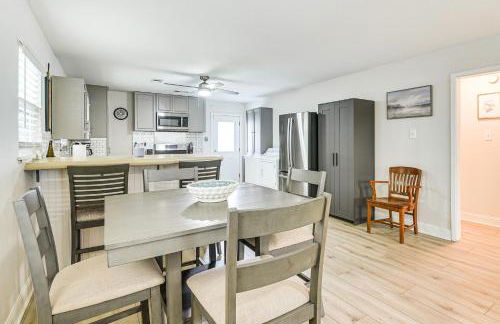 Steps to Seawall Fenced Family Home in Galveston! - Foto 7