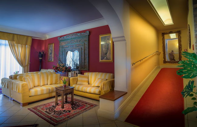 Greta Rooms Hotel - Photo 8